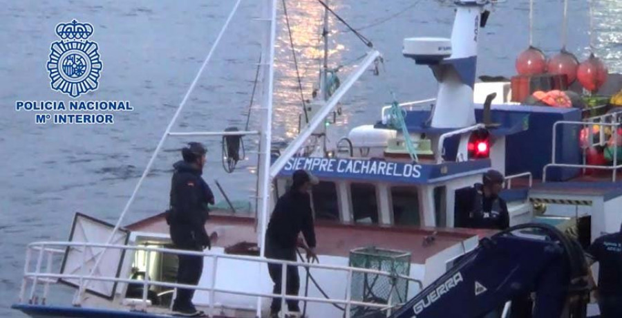 La macrorredada intercepta un segundo barco con tres tripulantes que salió a alta mar a recoger la cocaína