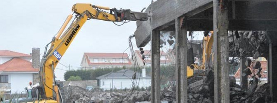 Empiezan a demoler las ruinas de la conservera Castiñeiras y regenerar la Punta do Castro