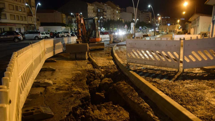 La rotura de la tubería de la red general deja sin suministro de agua al casco urbano de Ribeira
