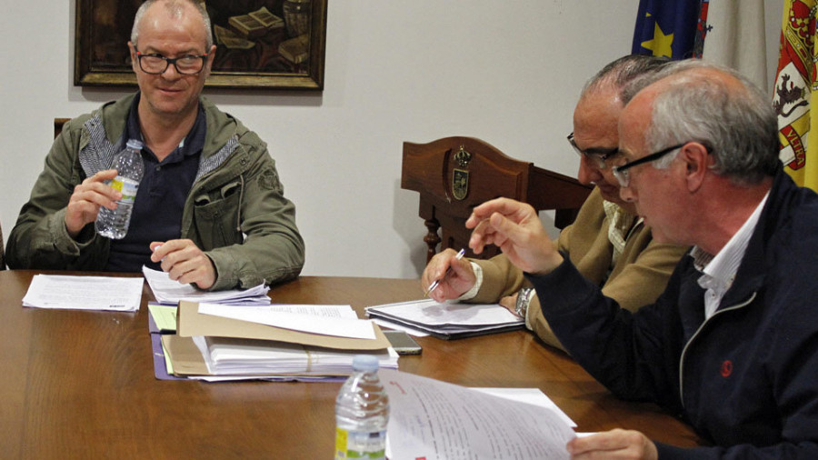 PP y PSOE se acusan de “fraude de ley” y “tráfico de influencias” por O Terrón