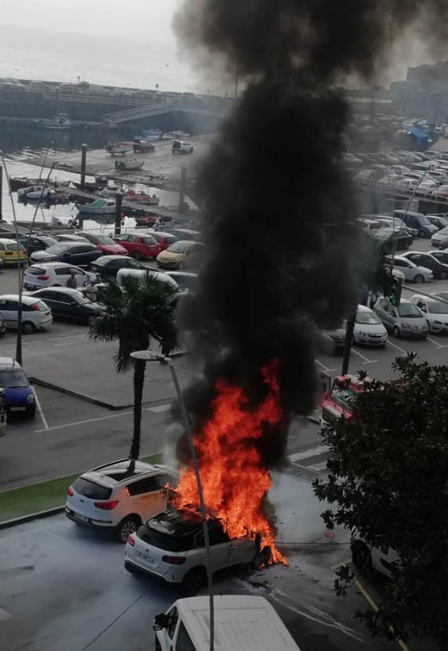 Arde un vehículo en el Malecón de Ribeira y las llamas afectan a otro