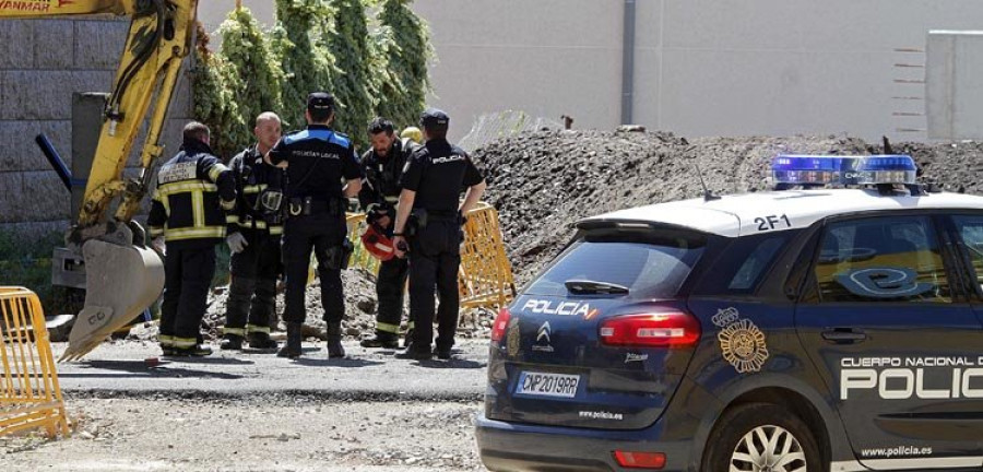 La perforación de una tubería en la obra del Alcampo provoca una fuga de gas