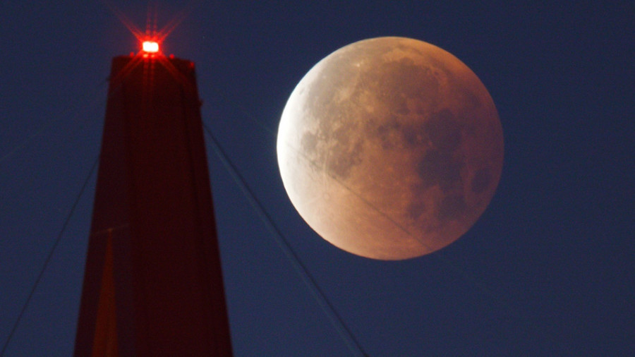 Un eclipse lunar y cuatro planetas se cuelan en la primavera que comienza