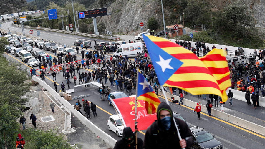 Los soberanistas provocan un atasco kilométrico al cortar La Jonquera