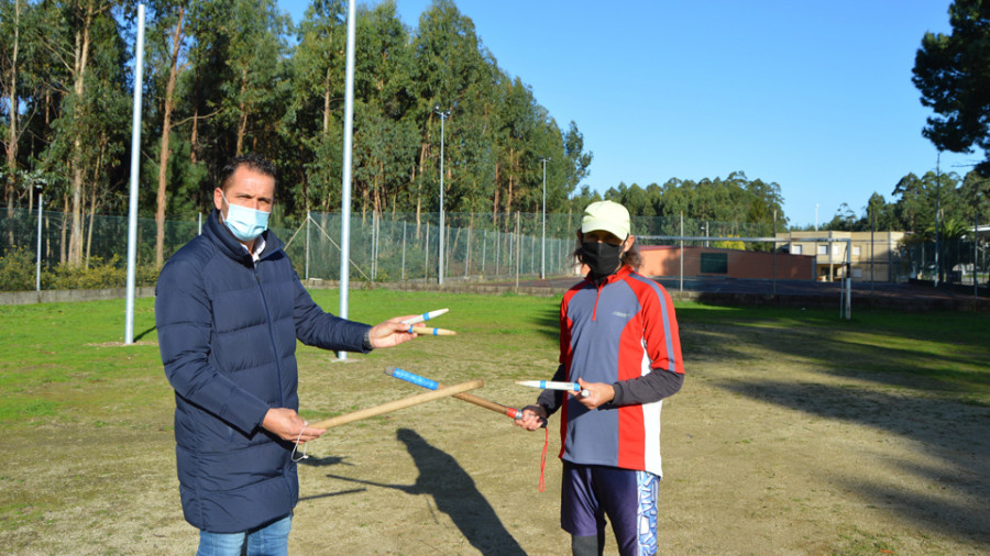 Sanxenxo apuesta por el deporte intergeneracional y crea un campo de billarda frente al CEIP Nantes