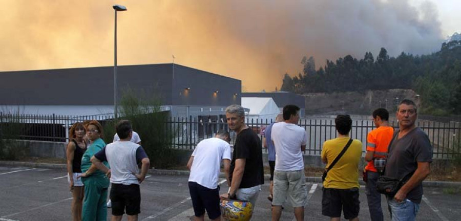 Un fuego calcina más de 100 hectáreas y acecha a casas y empresas en Saiar y Cea