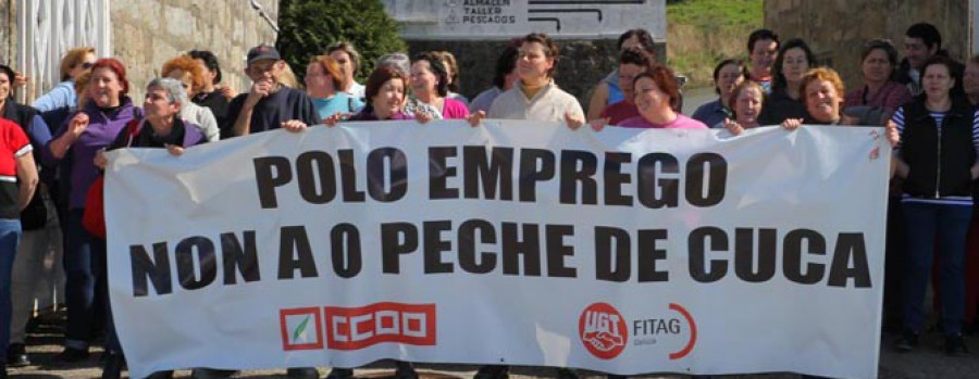 Las trabajadoras de Cuca inician con el apoyo de vecinos de Vilaxoán las protestas a las puertas de la nave