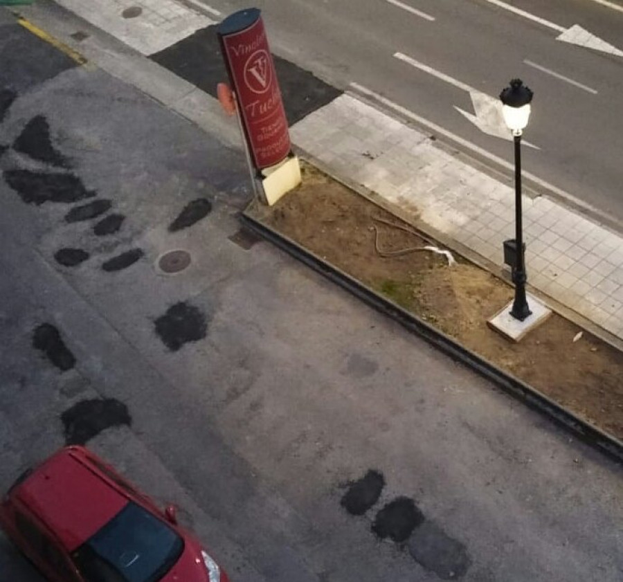 Las dos farolas instaladas en un extremo de As Carolinas ya iluminan