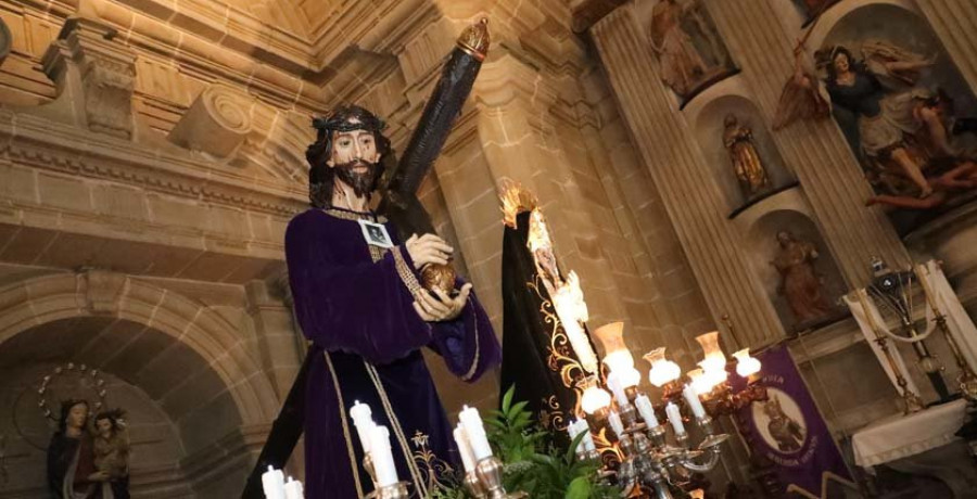 Las fuertes lluvias frustran la salida de la procesión del Santo Encuentro en Vilagarcía