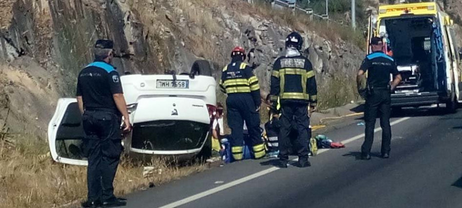 Dos heridos, uno muy grave, en un accidente en la rotonda de Santa Mariña, en Vilagarcía