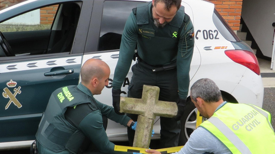Detenidos dos hermanos de Moraña por el robo de una 
cruz de piedra del siglo XV