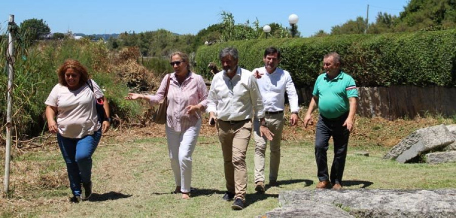 Los comuneros de Noalla plantean a Costas ampliar el parque de A Revolta