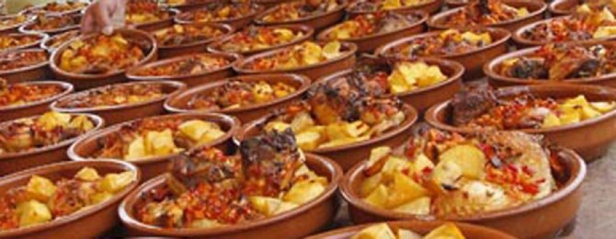 Pollo con patatas para mil comensales en Portas