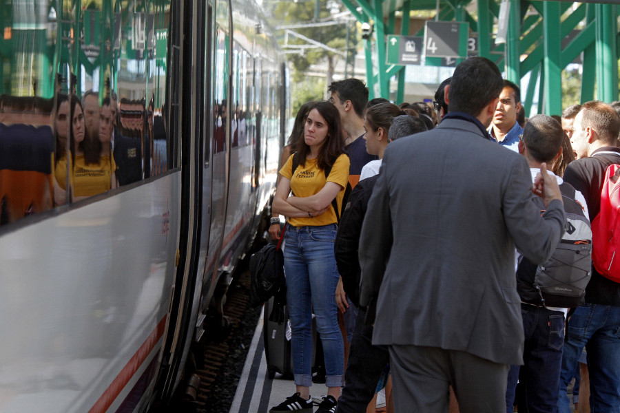 La avería de un tren obliga a los viajeros a esperar durante una hora en la estación de Vilagarcía