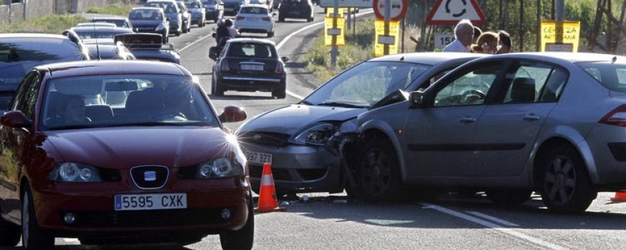 VILANOVA - Tres personas resultan heridas  de alcance en un choque a la salida de un cruce en A Pantrigueira