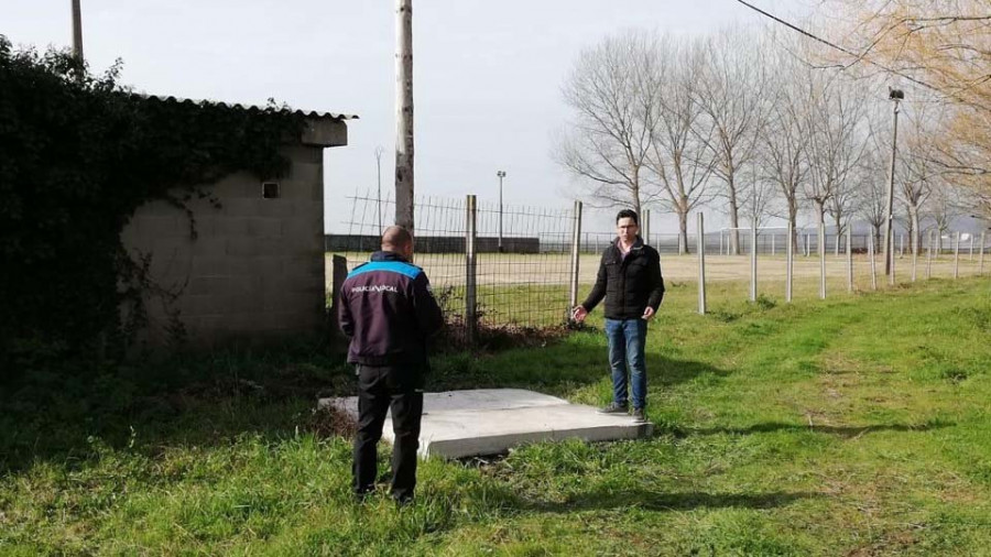 El Concello pide a los vecinos que tapien pozos ilegales tras cubrir uno cerca del campo de Castrelo