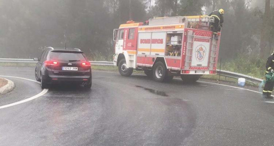 Bomberos y Protección Civil de Boiro limpian una mancha de gasoil próxima al polígono