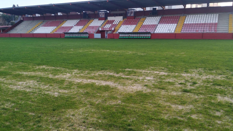 La grada en obras y el césped mal, tras 3 meses sin fútbol en A Lomba