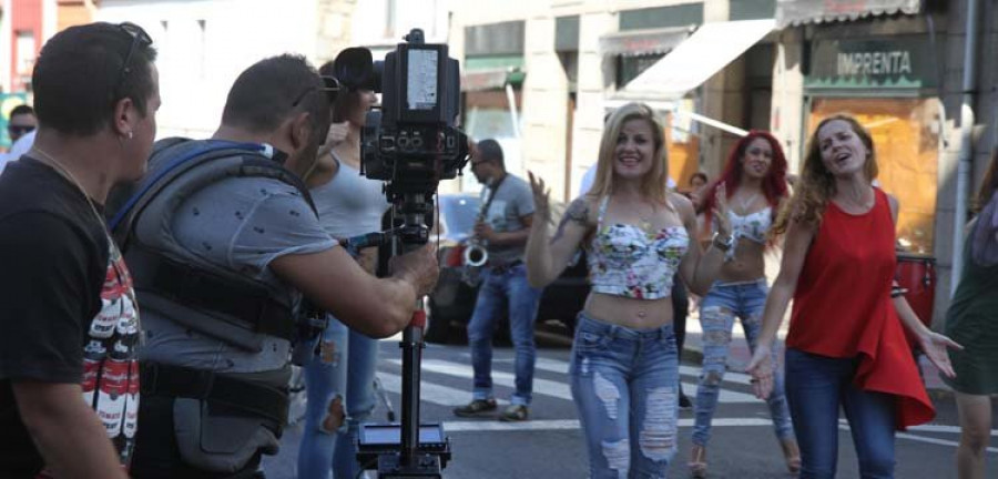 Panorama y cinco actores gallegos se citan en el “cruce do guardia” para grabar un videoclip