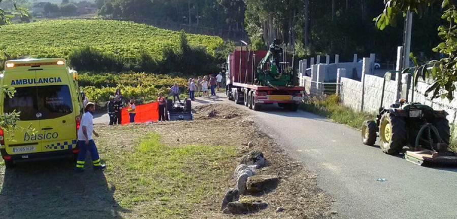 Fallece un septuagenario tras volcar y quedar atrapado debajo de su tractor en Saiar