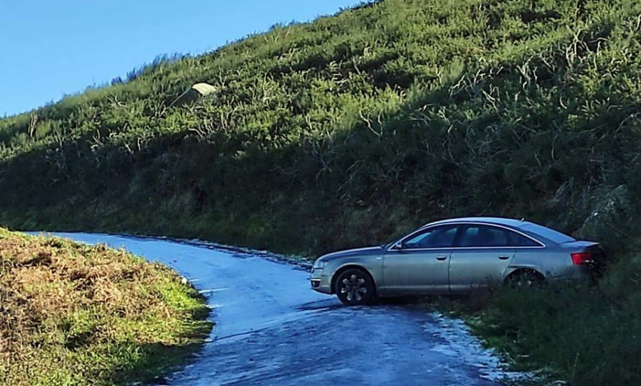 La borrasca llena de hielo las carreteras  y puentes y deja  un coche atrapado en lo alto de Xiabre