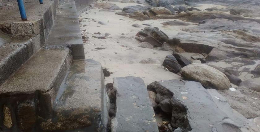 Reportaje | Las mareas vivas profundizan el deterioro de 
la playa de A Carabuxeira