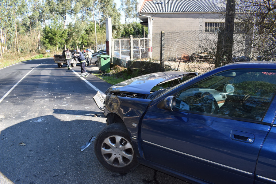 RIVEIRA - Una conductora resulta herida en un accidente en la carretera entre las rotondas de Xarás y del cruce de O Vilar