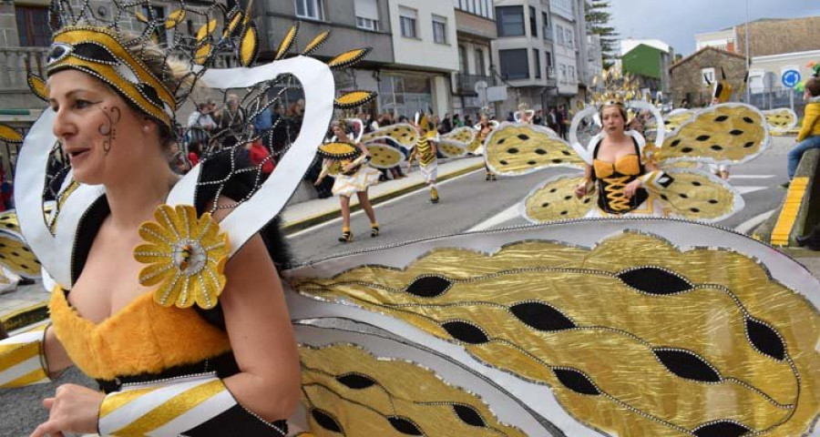 Los bichos de Talismán revolucionan el desfile de Carnaval de A Pobra