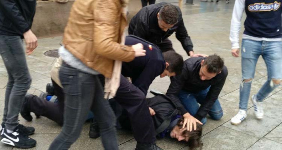 La Policía reduce a un hombre 
que le quitó el móvil a una joven 
y le pedía veinte euros a cambio