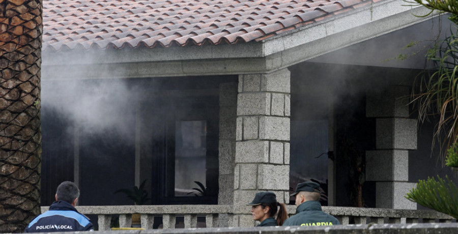 Investigan el incendio y una explosión en un chalé de la zona de As Sinas