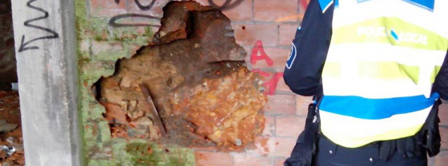 A POBRA-Descubren un butrón en un edificio en obras de la Rúa Nova por el que querrían acceder a otras propiedades