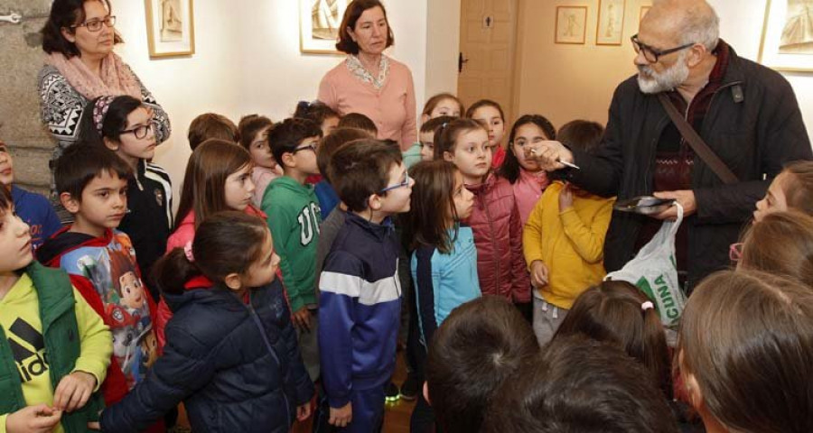 El artista Saúl Otero guía a los escolares por la magia de su exposición