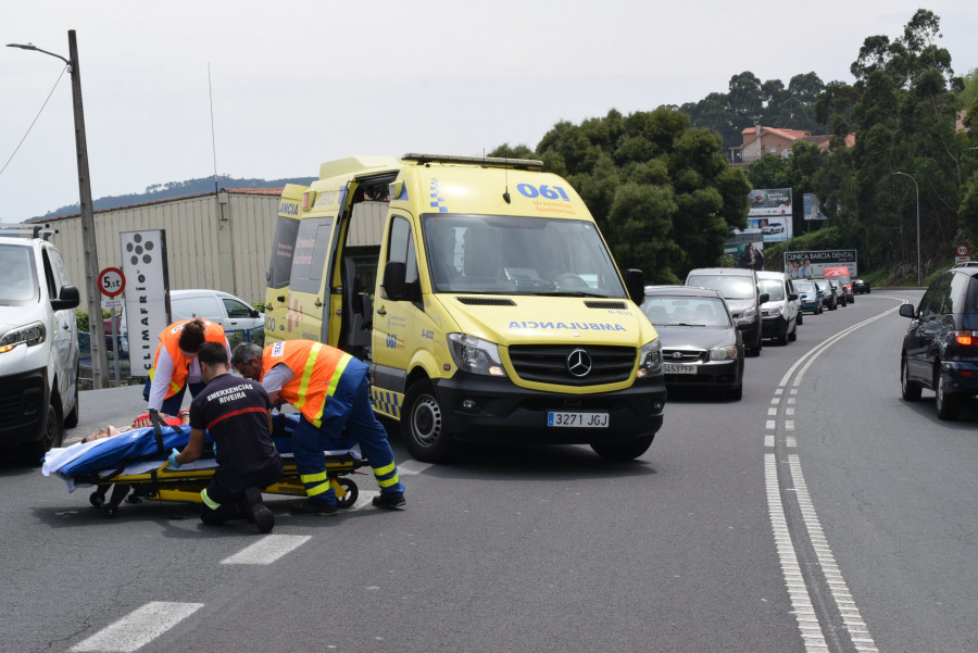 Herido un ciclista al ser atropellado por una furgoneta en la parte alta de la Avenida de Ferrol en Ribeira