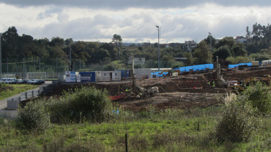 Las excavaciones y movimientos de tierra marcan el inicio de 
las obras del futuro colegio de O Revel