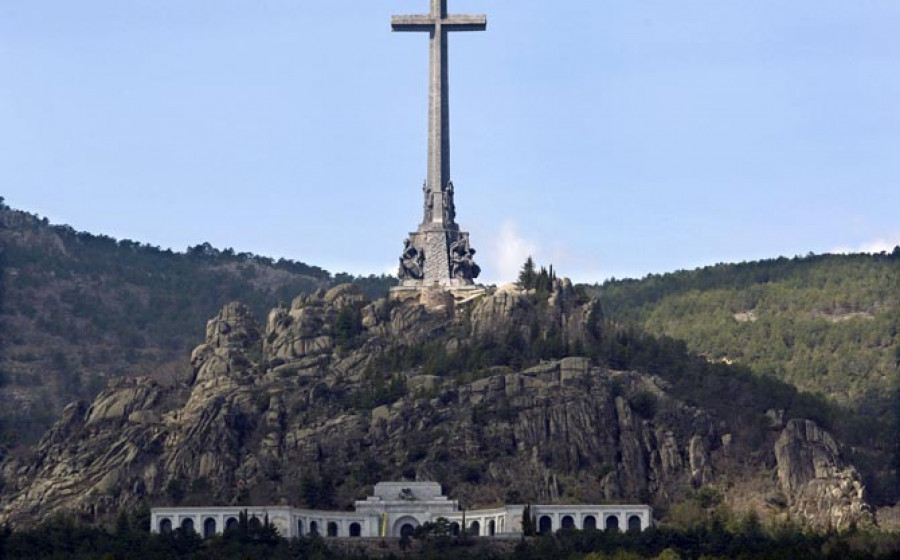 Unos 300 falangistas marchan sin incidentes hacia el Valle de los Caídos