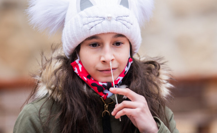 Francia impone en las escuelas el uso exclusivo de mascarillas quirúrgicas