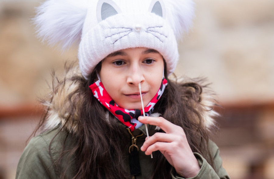 Francia impone en las escuelas el uso exclusivo de mascarillas quirúrgicas