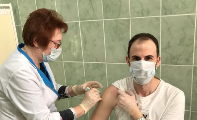 Un vilagarciano recibe la primera dosis de la vacuna Sputnik en San Petersburgo