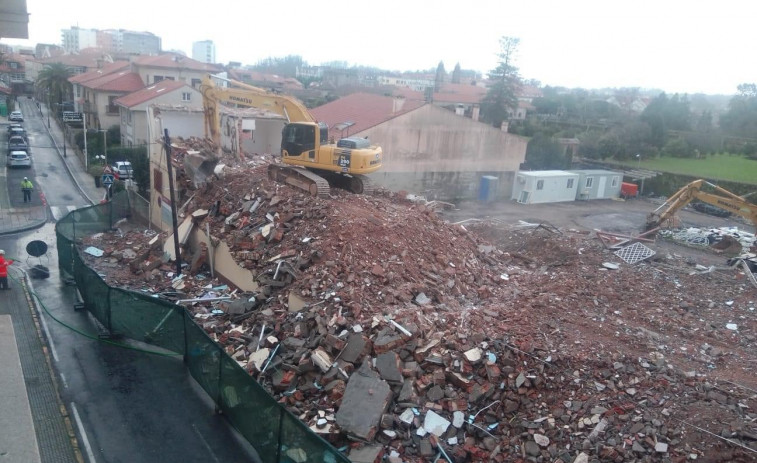 La imagen del cuartel cambadés queda para el recuerdo tras el derribo de la última fachada