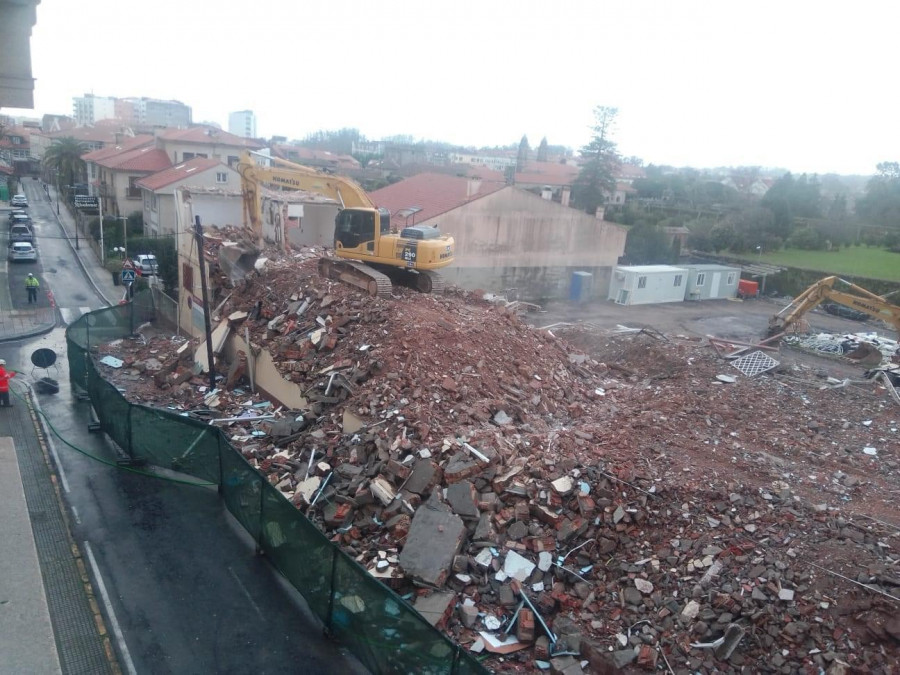 La imagen del cuartel cambadés queda para el recuerdo tras el derribo de la última fachada