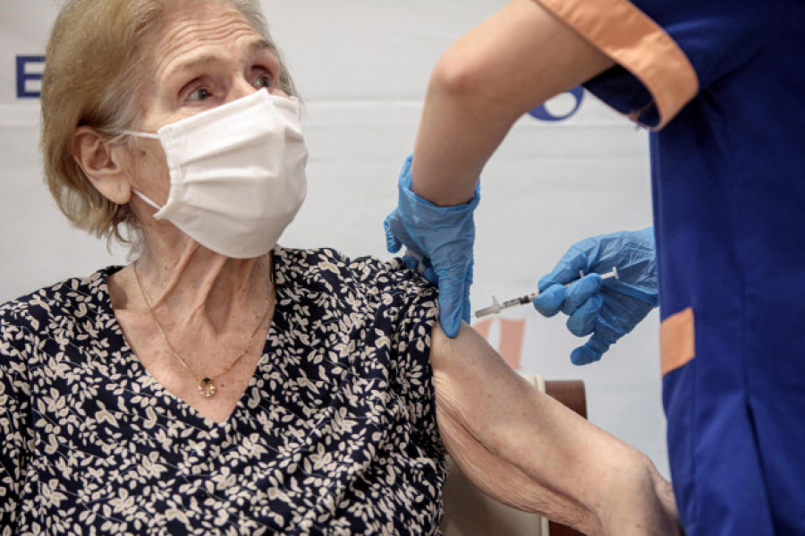 El 79% de las residencias en España ya recibieron las dos dosis de la vacuna