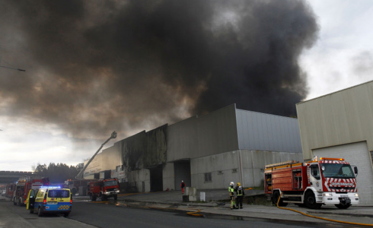 Un incendio destruye una nave de reciclaje en Vilar do Colo