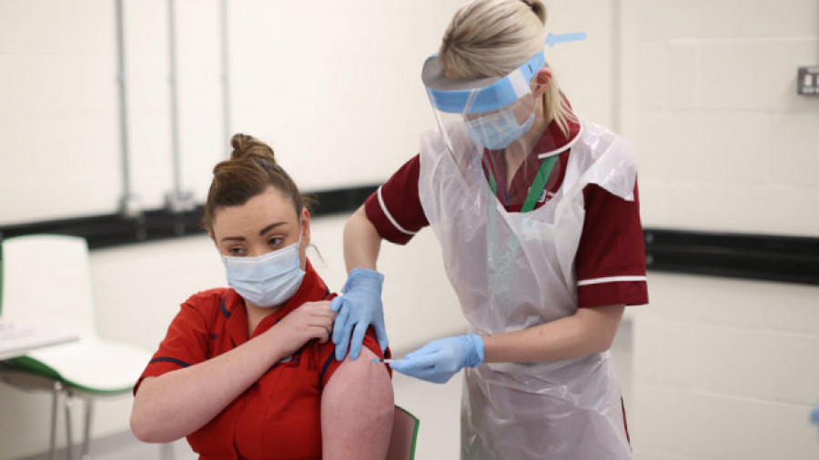 Reino Unido autoriza a infectar a personas sanas para probar fármacos y vacunas anticovid