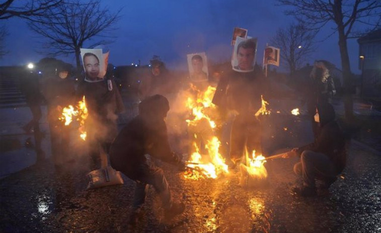 Hosteleros gallegos queman 'mecos' de Sánchez, Bugallo y Feijóo y escenifican la muerte del sector