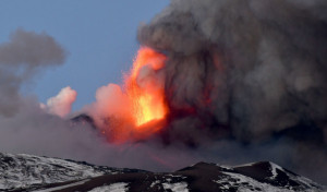 El volcán Etna vuelve a entrar en erupción y provoca una densa columna de ceniza en Italia