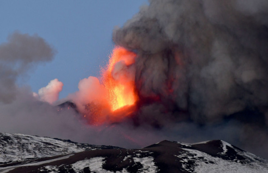 El volcán Etna vuelve a entrar en erupción y provoca una densa columna de ceniza en Italia