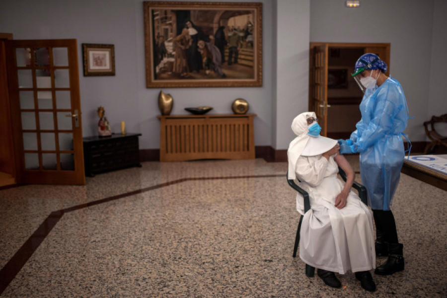 Galicia arranca hoy en el área de Santiago la vacunación de los mayores de 80 años