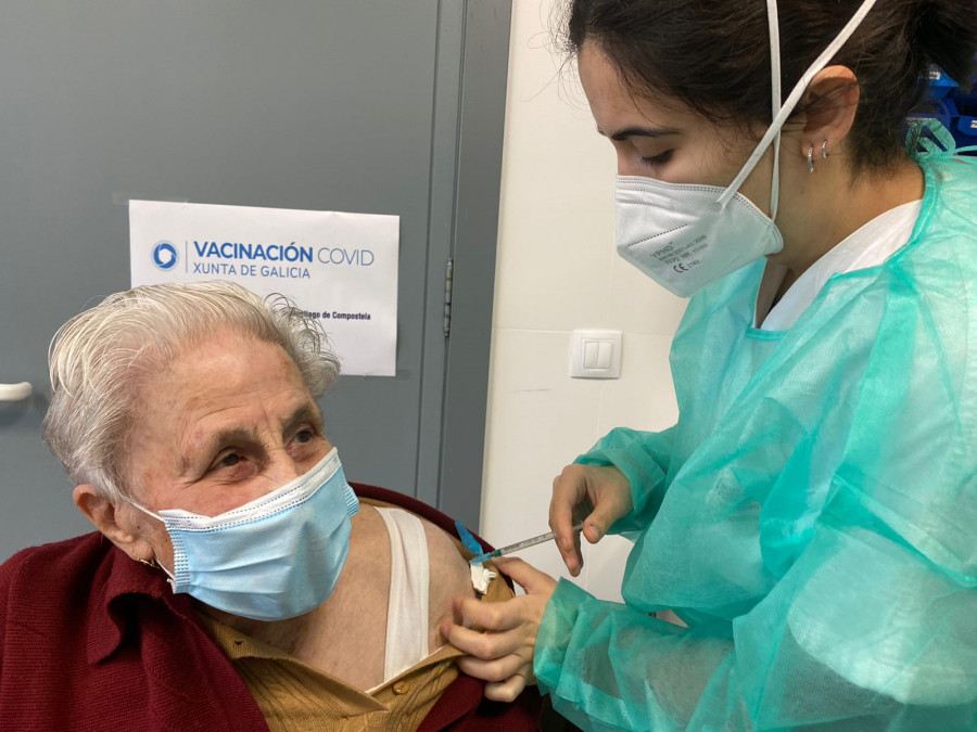 El centro de salud de Boiro acoge hoy una experiencia piloto de vacunación frente a la Covid-19 para mayores de 80 años