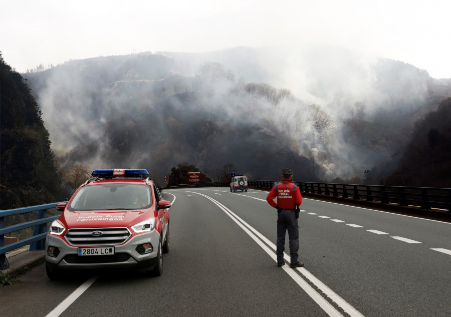 Incendio de grandes dimensiones afecta a Navarra, Guipúzcoa y Francia