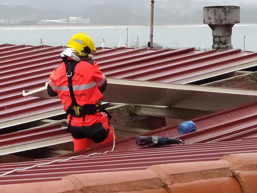 Rachas de viento de unos 125 kilómetros por hora arrancaron tejados en Ribeira